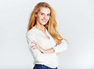 Güzel genç gülümseyen kadın. Genç iş kadını.