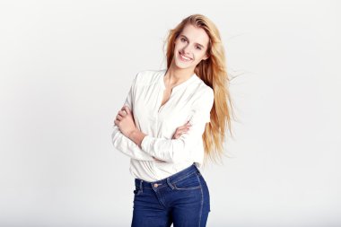 Güzel genç gülümseyen kadın. Genç iş kadını.