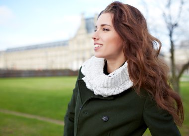 Gülümseyen güzel ve genç birbayan. Erken ilkbaharda yürüyüş