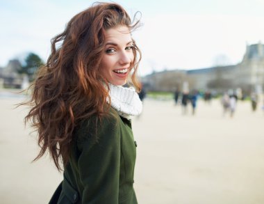 Gülümseyen güzel ve genç birbayan. Şehirde yürüyüş