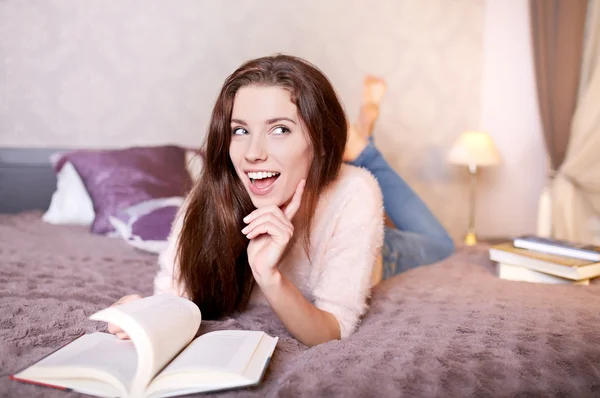 Mulher jovem bonita relaxante. Menina lendo um livro . — Fotografia de Stock