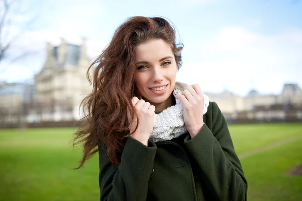 Belle jeune femme souriante. Marche au début du printemps — Photo