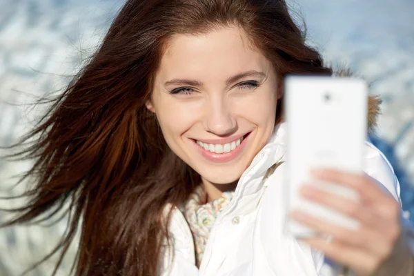 Piękna, uśmiechnięta kobieta sfotografować się z smartp Zdjęcia Stockowe bez tantiem