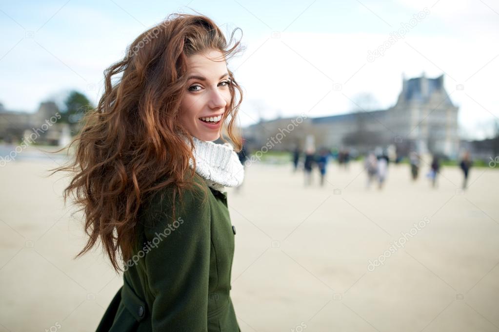 Hermosa joven sonriente. Pasear por la ciudad — Fotos de Stock