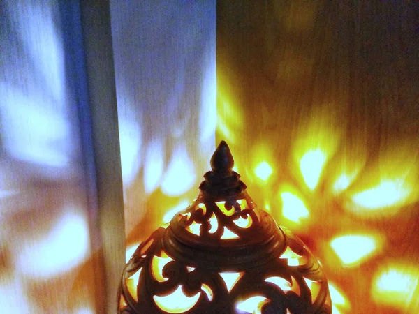 Статуя Напольной Лампы Освещает Задний Фон — стоковое фото