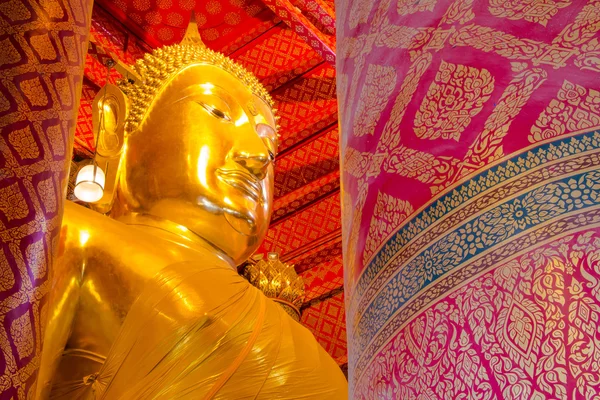 Gran estatua de oro de Buda en el templo de Wat Panan Choeng Worawihan, Ayutthaya, Tailandia, Patrimonio de la Humanidad —  Fotos de Stock