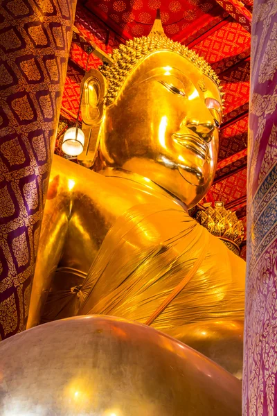 Grande estátua de Buda dourada no templo em Wat Panan Choeng Worawihan templo, Ayutthaya, Tailândia, Património Mundial — Fotografia de Stock