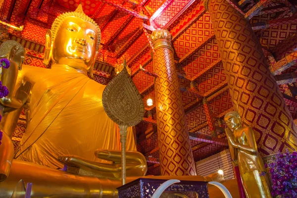 Große goldene Buddha-Statue im Tempel im wat panan choeng worawihan Tempel — Stockfoto