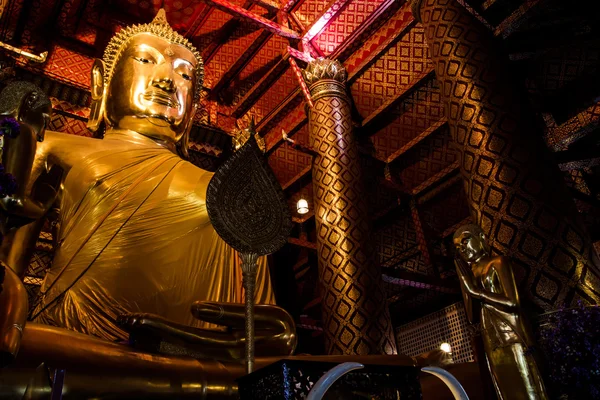 Grande estátua de Buda dourada no templo de Wat Panan Choeng Worawihan — Fotografia de Stock