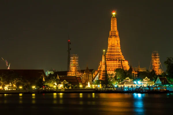 タイの都市バンコクのワット ・ アルン寺川フロント — ストック写真