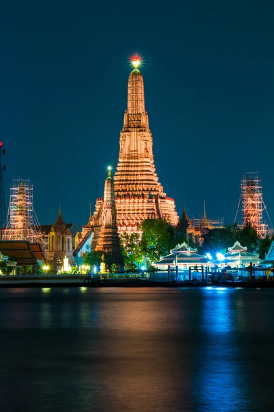 タイの都市バンコクのワット ・ アルン寺川フロント — ストック写真