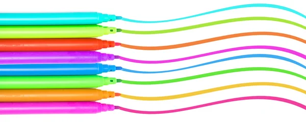 Renkli işaretleyicileri kalemler çok renkli keçe kalemler çizgi çizmek — Stok fotoğraf