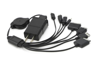 Beyaz zemin üzerine evrensel Usb cep telefonu şarj cihazı