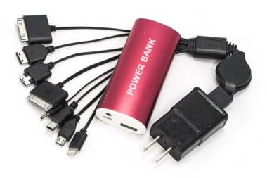 Beyaz zemin üzerine evrensel Usb cep telefonu şarj cihazı