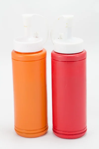 Ketchup-Flasche Tomaten und Chili auf weißem Hintergrund — Stockfoto
