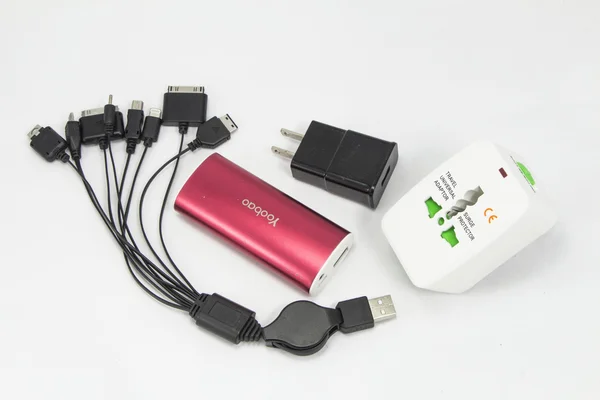 Universele USB-mobiele telefoon oplader op witte achtergrond — Stockfoto