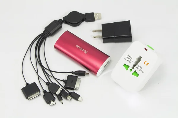 Carregador universal de celular USB no fundo branco — Fotografia de Stock