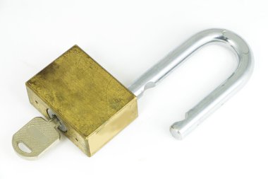 Kilit ve anahtar beyaz arka plan üzerinde