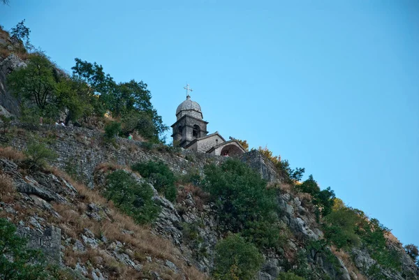 Kleine stenen kapel bovenop de berg — Stockfoto