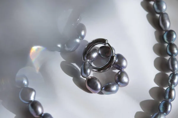 Pendientes y collar de perlas barrocas de pavo real en piedra blanca — Foto de Stock