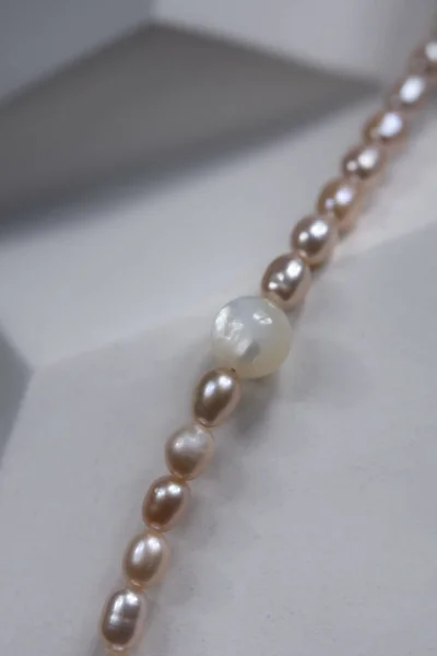 Peach pearl necklace with round and star-shaped mother of pearl