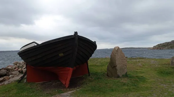 Ein Holzboot Der Küste Südschwedens Bei Bewölktem Himmel — Stockfoto