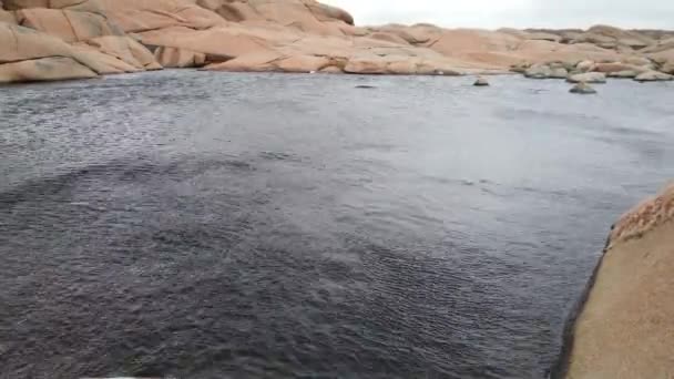 Sterke Wind Veroorzaakt Kleine Golven Het Water Rotsen Van Oceaankust — Stockvideo