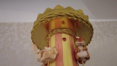 4K kısa video bir tavşan, bir sincap, bir tilki ve bir geyik ile bir atlıkarınca temsil