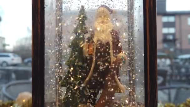 Korte Video Van Kerstman Een Kerstboom Een Glazen Doos Met — Stockvideo