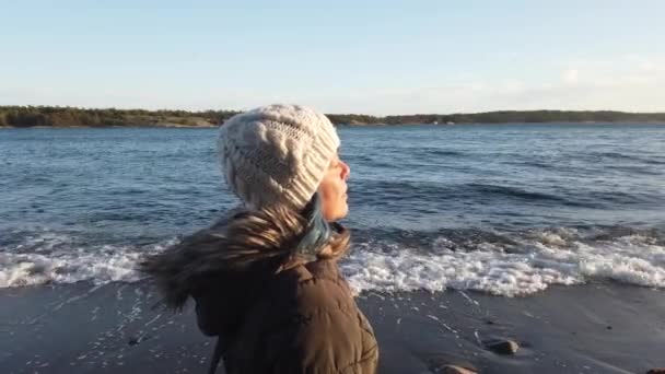 Curto Vídeo Representando Uma Jovem Mulher Junto Mar Pôr Sol — Vídeo de Stock