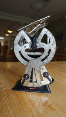 Antika metal pulu hala ahşap bir masa üzerinde çalışıyor.