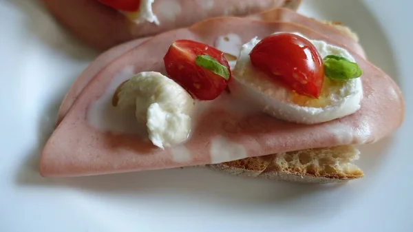 Otevřený sendvič s domácím chlebem, mortadellou, mozzarellou, cherry rajčaty, bazalkou — Stock fotografie