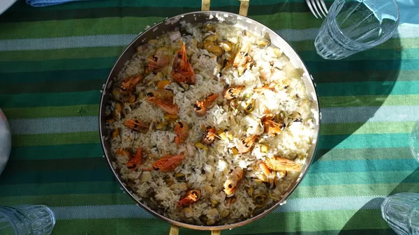Un risotto de mariscos con mejillones sin cáscara y langostinos recién preparados —  Fotos de Stock