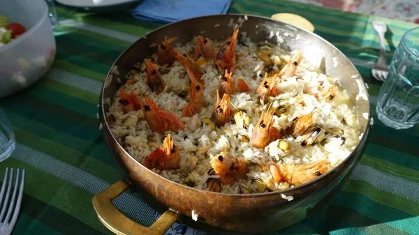 Un risotto de mariscos con mejillones sin cáscara y langostinos recién preparados —  Fotos de Stock