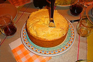 Ekmeğe sürülmeye hazır bir krem haline gelmiş peynir kalıbını temsil eden dijital renk boyası.