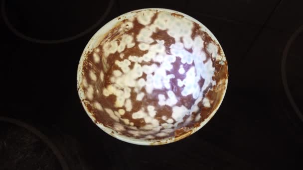 用可可豆奶油制成的带有模子的小碗的短片 — 图库视频影像