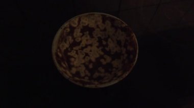 Kakao kremi üzerine küflenmiş küçük bir kase gösteren kısa bir video.