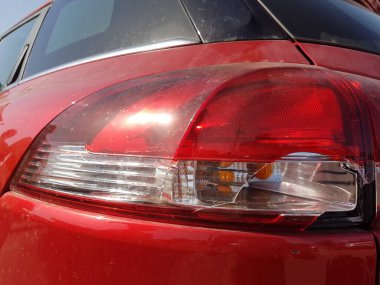 Yazın kırmızı bir arabanın arka lambası kırıldı.
