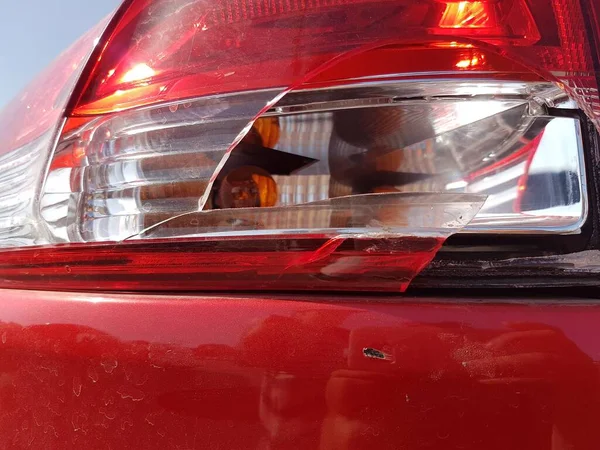 夏天一辆红色汽车的尾灯坏了 — 图库照片
