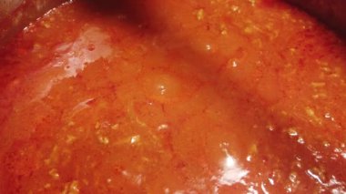 Düşük ısıda kaynayan domates sosunun kısa bir videosu.