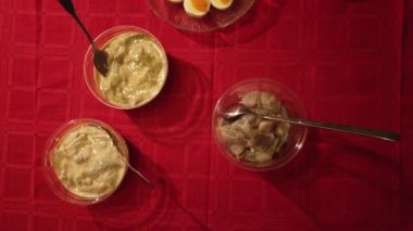 Ekmek, pancar salatası, çeşitli hardal çeşitleri, balık yumurtası, somon balığı ve soslu ringa balığı içeren haşlanmış yumurta içeren 4k video.