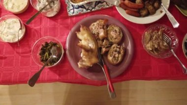 Büfe için doldurulmuş domuz budu videosu hazır.