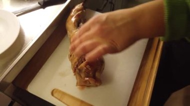 Doldurulmuş domuz budu kesiminin 4K videosu.