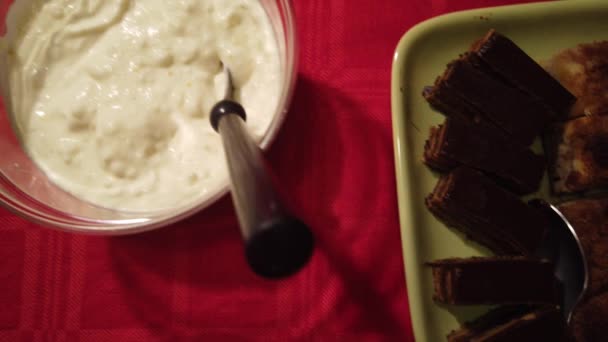 Video Crema Vainilla Pastel Chocolate Tarta Manzana Tortitas Azafrán — Vídeo de stock