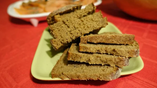 Pão de vort fatiado servido em um pires verde — Fotografia de Stock