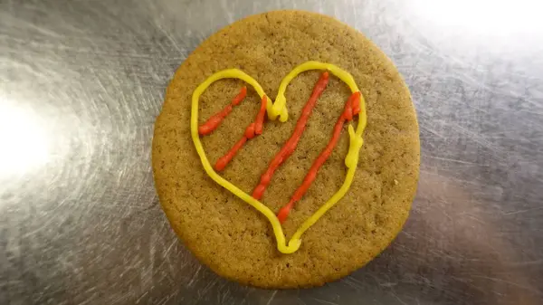 Biscoito Gengibre Decorado Com Coração Colorido Uma Superfície Metálica — Fotografia de Stock