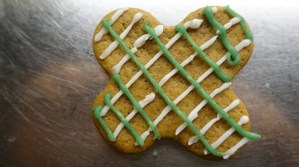 Biscuit Gingembre Forme Trèfle Quatre Feuilles Coloré Sur Une Surface — Photo