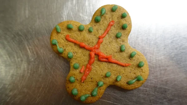 Biscoito de gengibre na forma de um trevo colorido de quatro folhas — Fotografia de Stock