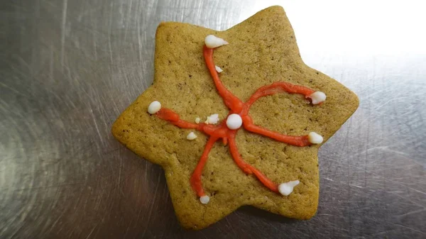 Biscuit au gingembre en forme d'étoile colorée — Photo