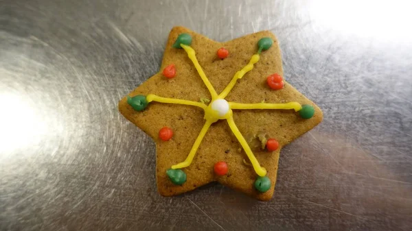 Biscoito de gengibre colorido em forma de estrela — Fotografia de Stock